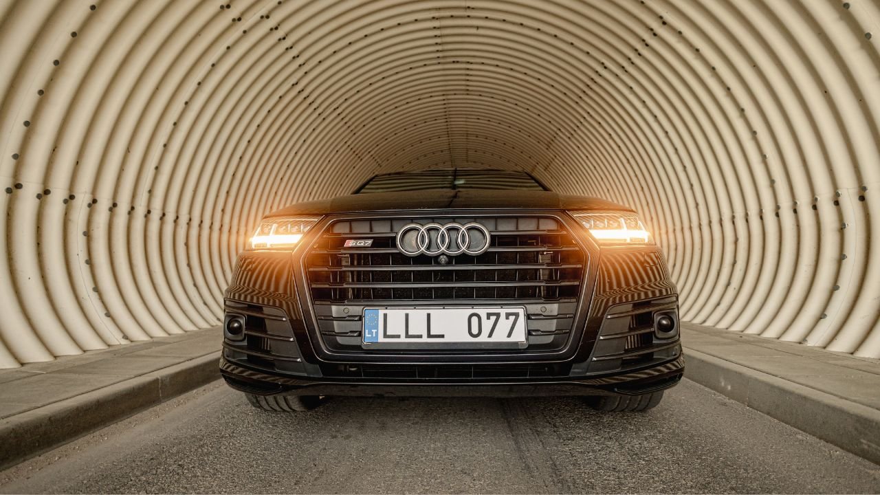 Audi SQ7 salonas su žvaigždėtomis lubomis