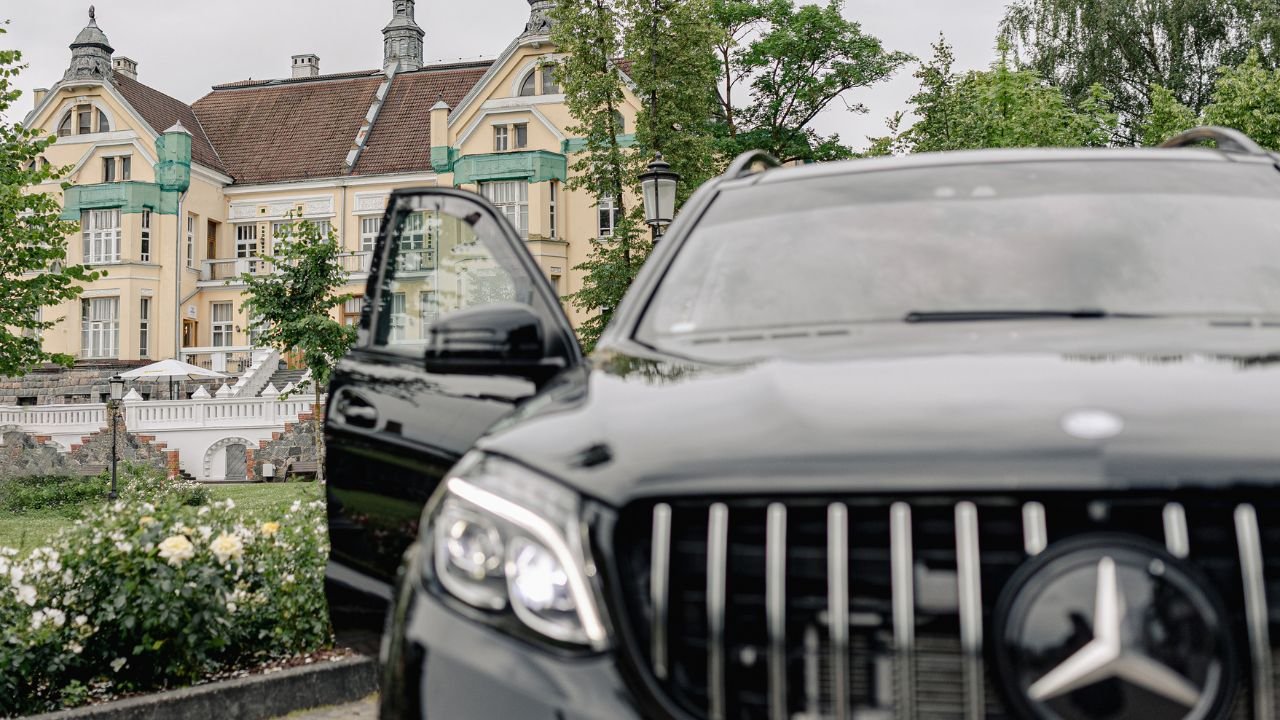 Mercedes GL63 AMG salonas